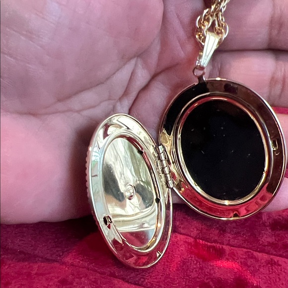 Sarah Coventry Gold Filigree locket Necklace - Picture 8 of 12